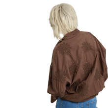 Carica l'immagine nel visualizzatore di Gallery, Camicia con ricamo e micro paillettes
